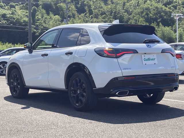 ホンダ ＺＲ－Ｖ ハイブリッド e:HEV Z ブラックスタイル 佐賀県 2024(令6)年 1.3万km プラチナホワイトパール BOSEサウンド/Hondaconnect9インチナビ/マルチビューカメラ/ホンダセンシング/・衝突被害軽減ブレーキ/・路線逸脱抑制機能/・ブラインドスポットモニター/・リアクロストラフィックアラート/・コーナーセンサー/・アダプティブクルーズコントロール/本革シート/シートヒーター（全席）/メモリパワーシート/パワーバックドア/ETC2.0/ステアリングヒーター/ステアリングリモコン/パドルシフト/電動パーキングブレーキ/オートブレーキホールド/置くだけ充電/プッシュスタート/スマートキー/LEDヘッドライト/フォグライト/純正ブラックアルミホイール