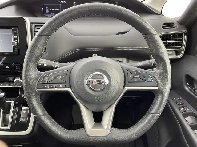 日産 セレナ ハイウェイスター Vセレクション 大阪府 2017(平29)年 7万km マルーンレッド 2トーン セーフティパックB/　・踏み間違い衝突防止アシスト/　・インテリジェントパーキングアシスト/　・進入禁止標識検知/　・インテリジェントルームミラー/　・電動パーキングブレーキ/　・オートブレーキホールド/　・プロパイロット/社外ナビ【CD/DVD/Bluetooth/ワンセグ】/アラウンドビューモニター/フリップダウンモニター/両側パワースライドドア/ビルトインETC/フロアマット