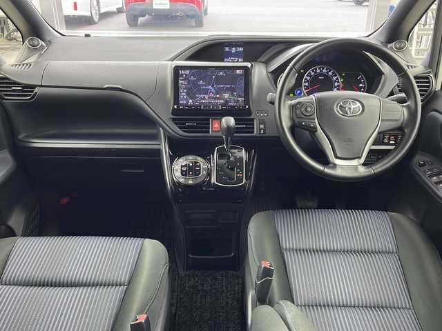 トヨタ ヴォクシー ZS 煌Ⅱ 兵庫県 2017(平29)年 7.2万km ホワイトパールクリスタルシャイン ・ワンオーナー車/・トヨタセーフティーセンス/・プリクラッシュセーフティ/・レーンキープアシスト/・オートハイビーム/・ALPINE製9インチナビ＆フルセグ＆BT＆DVD/・ALPINE製フリップダウンモニター/・両側パワースライドドア/・社外前ドライブレコーダー/・スマートキー/・スペアキー/・プッシュスタート/・ビルトインETC/・アイドリングストップ/・ローダウン/・純正フロアマット/・社外18インチアルミホイール/・電動格納ミラー/・横滑り防止装置/・LEDヘッドライト/・フォグランプ/・オートライト