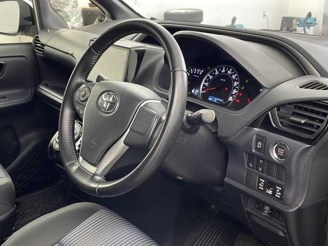 トヨタ ヴォクシー ZS 煌Ⅱ 兵庫県 2017(平29)年 7.2万km ホワイトパールクリスタルシャイン ・ワンオーナー車/・トヨタセーフティーセンス/・プリクラッシュセーフティ/・レーンキープアシスト/・オートハイビーム/・ALPINE製9インチナビ＆フルセグ＆BT＆DVD/・ALPINE製フリップダウンモニター/・両側パワースライドドア/・社外前ドライブレコーダー/・スマートキー/・スペアキー/・プッシュスタート/・ビルトインETC/・アイドリングストップ/・ローダウン/・純正フロアマット/・社外18インチアルミホイール/・電動格納ミラー/・横滑り防止装置/・LEDヘッドライト/・フォグランプ/・オートライト