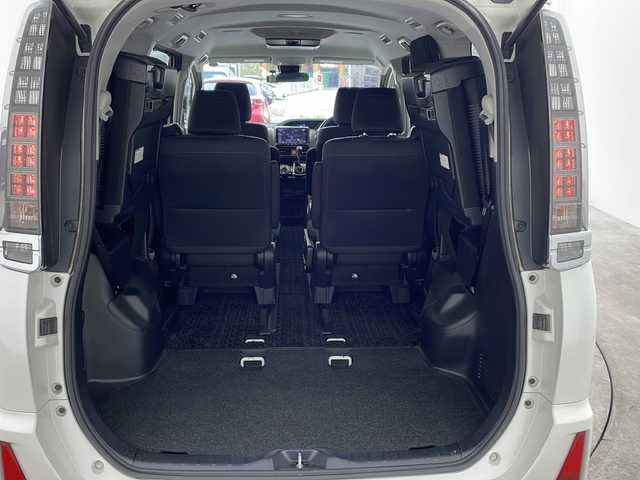 トヨタ ヴォクシー ZS 煌Ⅱ 兵庫県 2017(平29)年 7.2万km ホワイトパールクリスタルシャイン ・ワンオーナー車/・トヨタセーフティーセンス/・プリクラッシュセーフティ/・レーンキープアシスト/・オートハイビーム/・ALPINE製9インチナビ＆フルセグ＆BT＆DVD/・ALPINE製フリップダウンモニター/・両側パワースライドドア/・社外前ドライブレコーダー/・スマートキー/・スペアキー/・プッシュスタート/・ビルトインETC/・アイドリングストップ/・ローダウン/・純正フロアマット/・社外18インチアルミホイール/・電動格納ミラー/・横滑り防止装置/・LEDヘッドライト/・フォグランプ/・オートライト
