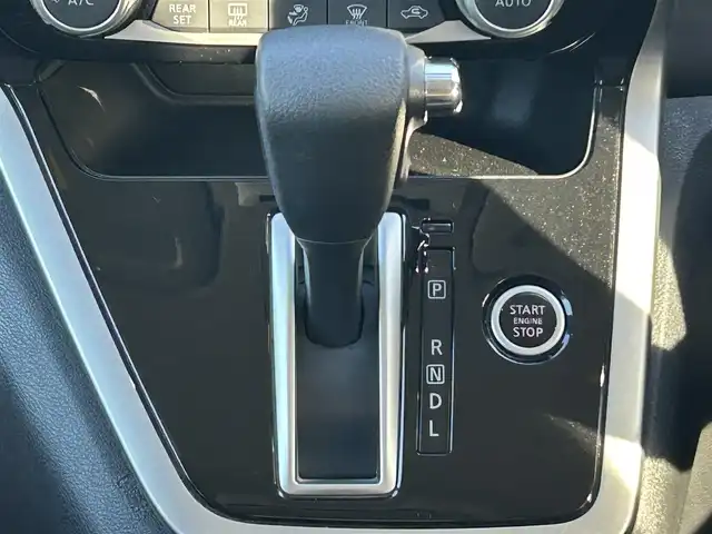 日産 セレナ ハイウェイスターVセレクションⅡ 宮城県 2018(平30)年 7.9万km ブリリアントホワイトパール セーフティパックA/・SRSエアバッグ（サイド/カーテン）/・インテリジェントアラウンドビューモニター/・踏み間違い衝突防止アシスト/・インテリジェントパーキングアシスト/・標識検知機能/・フロント＆バックソナー/・ヒーター付ドアミラー/＝＝＝/インテリジェントエマージェンシーブレーキ/車線逸脱警報/純正フリップダウンモニター/純正9インチナビ（MM518D-L）/・CD/DVD/・Bluetooth/・フルセグTV/ビルトインETC/ドライブレコーダー一体型デジタルミラー/ハンズフリー両側電動スライドドア/革巻きステアリング/LEDヘッドランプ/フォグランプ/オートライト/スマートキー＆プッシュスタート/電動格納ミラー/純正16インチAW/純正フロアマット/純正ドアバイザー/W/サイド/カーテンエアバッグ