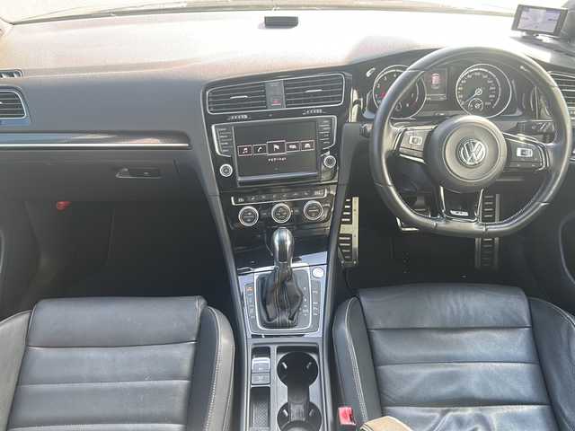 フォルクスワーゲン ゴルフ Ｒ 三重県 2014(平26)年 9.5万km ディープブラックパールエフェクト 純正ナビ/バックカメラ/本革シート/ＥＴＣ/スペアキー/前後ドラレコ/前後クリアランスソナー/シートヒーター/パワーシート/ＡＣＣ/オートライト/電動格納ミラー/革巻きステアリング/禁煙車