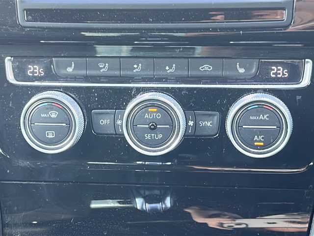 フォルクスワーゲン ゴルフ Ｒ 三重県 2014(平26)年 9.5万km ディープブラックパールエフェクト 純正ナビ/バックカメラ/本革シート/ＥＴＣ/スペアキー/前後ドラレコ/前後クリアランスソナー/シートヒーター/パワーシート/ＡＣＣ/オートライト/電動格納ミラー/革巻きステアリング/禁煙車