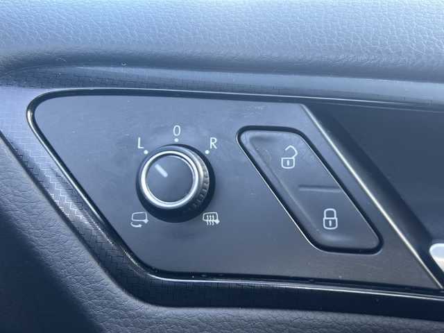 フォルクスワーゲン ゴルフ Ｒ 三重県 2014(平26)年 9.5万km ディープブラックパールエフェクト 純正ナビ/バックカメラ/本革シート/ＥＴＣ/スペアキー/前後ドラレコ/前後クリアランスソナー/シートヒーター/パワーシート/ＡＣＣ/オートライト/電動格納ミラー/革巻きステアリング/禁煙車