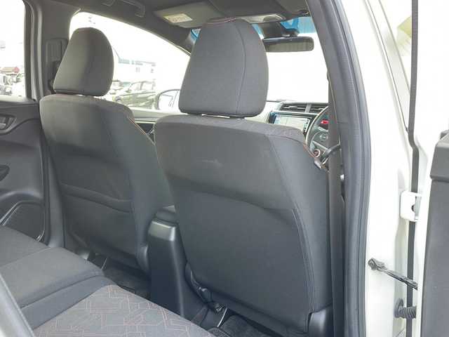 ホンダ フィット ハイブリット Sパッケージ 道北・旭川 2014(平26)年 5万km プレミアムホワイトパール /4WD//禁煙車//純正SDナビ//CD/DVD/SD/BT/フルセグ//バックカメラ//CTBA//クルーズコントロール//パドルシフト//オートライト//LEDヘッドライト//フォグライト//ETC//ミラーヒーター//フロントデアイサー//横滑り防止//純正フロアマット//社外AWサマータイヤ積み込み