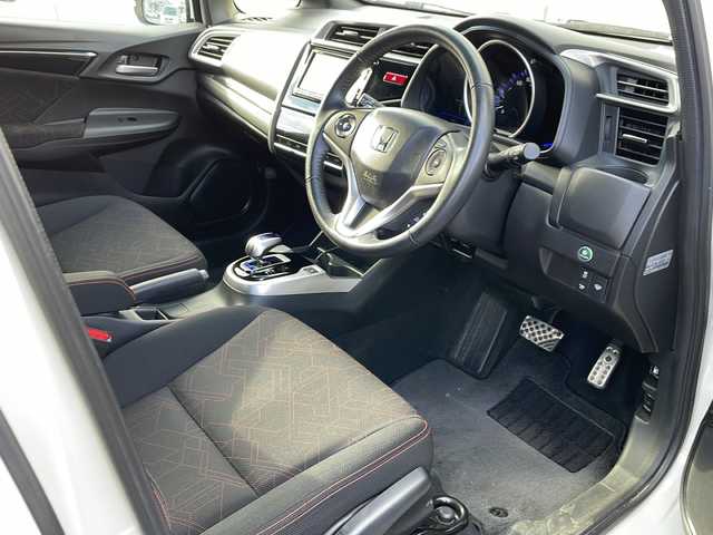 ホンダ フィット ハイブリット Sパッケージ 道北・旭川 2014(平26)年 5万km プレミアムホワイトパール /4WD//禁煙車//純正SDナビ//CD/DVD/SD/BT/フルセグ//バックカメラ//CTBA//クルーズコントロール//パドルシフト//オートライト//LEDヘッドライト//フォグライト//ETC//ミラーヒーター//フロントデアイサー//横滑り防止//純正フロアマット//社外AWサマータイヤ積み込み