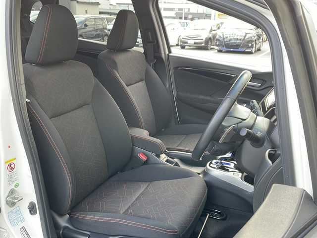 ホンダ フィット ハイブリット Sパッケージ 道北・旭川 2014(平26)年 5万km プレミアムホワイトパール /4WD//禁煙車//純正SDナビ//CD/DVD/SD/BT/フルセグ//バックカメラ//CTBA//クルーズコントロール//パドルシフト//オートライト//LEDヘッドライト//フォグライト//ETC//ミラーヒーター//フロントデアイサー//横滑り防止//純正フロアマット//社外AWサマータイヤ積み込み