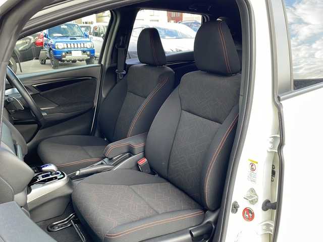 ホンダ フィット ハイブリット Sパッケージ 道北・旭川 2014(平26)年 5万km プレミアムホワイトパール /4WD//禁煙車//純正SDナビ//CD/DVD/SD/BT/フルセグ//バックカメラ//CTBA//クルーズコントロール//パドルシフト//オートライト//LEDヘッドライト//フォグライト//ETC//ミラーヒーター//フロントデアイサー//横滑り防止//純正フロアマット//社外AWサマータイヤ積み込み