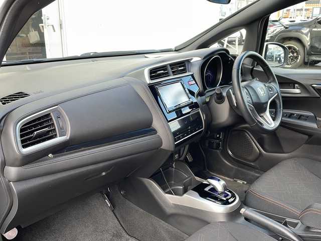 ホンダ フィット ハイブリット Sパッケージ 道北・旭川 2014(平26)年 5万km プレミアムホワイトパール /4WD//禁煙車//純正SDナビ//CD/DVD/SD/BT/フルセグ//バックカメラ//CTBA//クルーズコントロール//パドルシフト//オートライト//LEDヘッドライト//フォグライト//ETC//ミラーヒーター//フロントデアイサー//横滑り防止//純正フロアマット//社外AWサマータイヤ積み込み