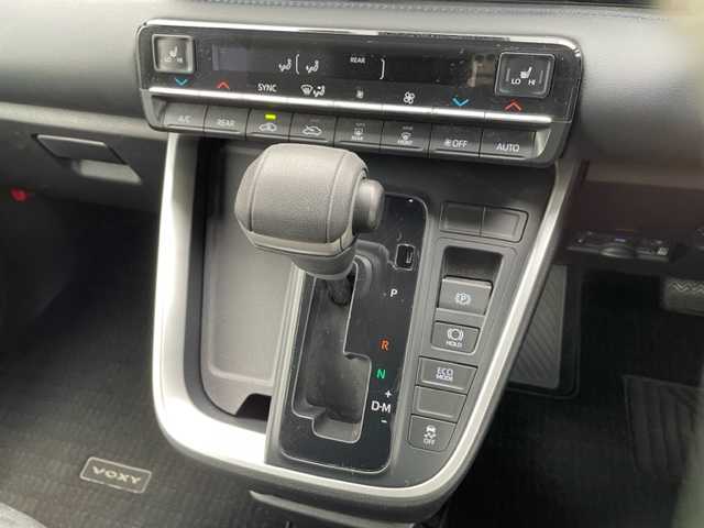 トヨタ ヴォクシー S－Z 神奈川県 2022(令4)年 6.5万km ホワイトパールクリスタルシャイン ワンオーナー				/純正10.5インチメモリーナビ			/・DTV/SD/CD/DVD/BT/HDMI			/バックカメラ/クリアランスソナー/ハーフレザーシート/前席シートヒーター/D席シートリフター/ビルトインETC2.0/ToyotaSafetySense/・アダプティブハイビームシステム/・オートマチックハイビーム/・プリクラッシュセーフティー/・レーントレーシングアシスト/・レーンディパーチャーアラート				/・発進遅れ告知機能/・ロードサインアシスト/・レーダークルーズコントロール/両側パワースライドドア/後席用サンシェード/前後ドライブレコーダー/純正17インチAW	/オートライト/純正LEDヘッドライト				/フォグランプ			/プッシュEgスタート/ストップ			/スマートキー×2	/純正フロアマット/取扱説明書/マルチメディア取扱説明書				/新車時保証書