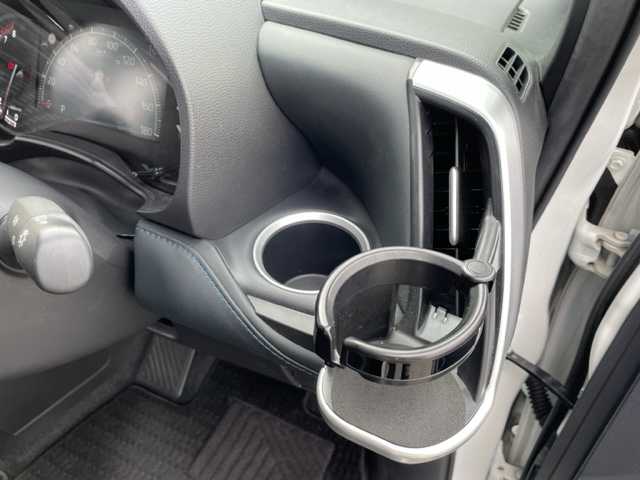 トヨタ ヴォクシー S－Z 神奈川県 2022(令4)年 6.5万km ホワイトパールクリスタルシャイン ワンオーナー				/純正10.5インチメモリーナビ			/・DTV/SD/CD/DVD/BT/HDMI			/バックカメラ/クリアランスソナー/ハーフレザーシート/前席シートヒーター/D席シートリフター/ビルトインETC2.0/ToyotaSafetySense/・アダプティブハイビームシステム/・オートマチックハイビーム/・プリクラッシュセーフティー/・レーントレーシングアシスト/・レーンディパーチャーアラート				/・発進遅れ告知機能/・ロードサインアシスト/・レーダークルーズコントロール/両側パワースライドドア/後席用サンシェード/前後ドライブレコーダー/純正17インチAW	/オートライト/純正LEDヘッドライト				/フォグランプ			/プッシュEgスタート/ストップ			/スマートキー×2	/純正フロアマット/取扱説明書/マルチメディア取扱説明書				/新車時保証書