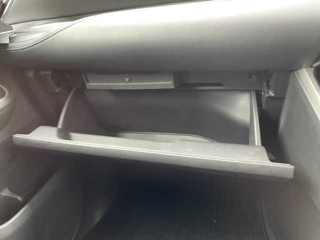 トヨタ ヴォクシー S－Z 神奈川県 2022(令4)年 6.5万km ホワイトパールクリスタルシャイン ワンオーナー				/純正10.5インチメモリーナビ			/・DTV/SD/CD/DVD/BT/HDMI			/バックカメラ/クリアランスソナー/ハーフレザーシート/前席シートヒーター/D席シートリフター/ビルトインETC2.0/ToyotaSafetySense/・アダプティブハイビームシステム/・オートマチックハイビーム/・プリクラッシュセーフティー/・レーントレーシングアシスト/・レーンディパーチャーアラート				/・発進遅れ告知機能/・ロードサインアシスト/・レーダークルーズコントロール/両側パワースライドドア/後席用サンシェード/前後ドライブレコーダー/純正17インチAW	/オートライト/純正LEDヘッドライト				/フォグランプ			/プッシュEgスタート/ストップ			/スマートキー×2	/純正フロアマット/取扱説明書/マルチメディア取扱説明書				/新車時保証書