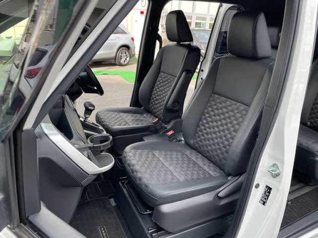 トヨタ ヴォクシー S－Z 神奈川県 2022(令4)年 6.5万km ホワイトパールクリスタルシャイン ワンオーナー				/純正10.5インチメモリーナビ			/・DTV/SD/CD/DVD/BT/HDMI			/バックカメラ/クリアランスソナー/ハーフレザーシート/前席シートヒーター/D席シートリフター/ビルトインETC2.0/ToyotaSafetySense/・アダプティブハイビームシステム/・オートマチックハイビーム/・プリクラッシュセーフティー/・レーントレーシングアシスト/・レーンディパーチャーアラート				/・発進遅れ告知機能/・ロードサインアシスト/・レーダークルーズコントロール/両側パワースライドドア/後席用サンシェード/前後ドライブレコーダー/純正17インチAW	/オートライト/純正LEDヘッドライト				/フォグランプ			/プッシュEgスタート/ストップ			/スマートキー×2	/純正フロアマット/取扱説明書/マルチメディア取扱説明書				/新車時保証書