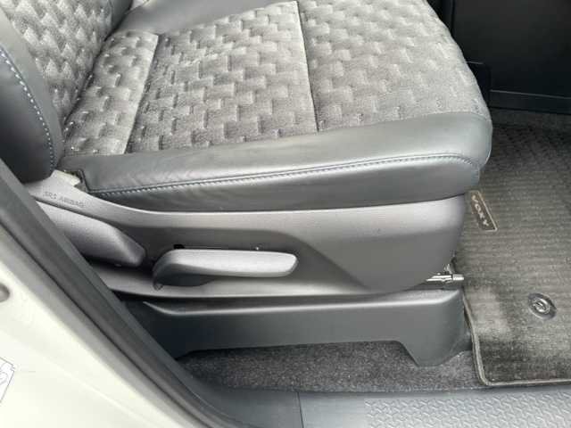 トヨタ ヴォクシー S－Z 神奈川県 2022(令4)年 6.5万km ホワイトパールクリスタルシャイン ワンオーナー				/純正10.5インチメモリーナビ			/・DTV/SD/CD/DVD/BT/HDMI			/バックカメラ/クリアランスソナー/ハーフレザーシート/前席シートヒーター/D席シートリフター/ビルトインETC2.0/ToyotaSafetySense/・アダプティブハイビームシステム/・オートマチックハイビーム/・プリクラッシュセーフティー/・レーントレーシングアシスト/・レーンディパーチャーアラート				/・発進遅れ告知機能/・ロードサインアシスト/・レーダークルーズコントロール/両側パワースライドドア/後席用サンシェード/前後ドライブレコーダー/純正17インチAW	/オートライト/純正LEDヘッドライト				/フォグランプ			/プッシュEgスタート/ストップ			/スマートキー×2	/純正フロアマット/取扱説明書/マルチメディア取扱説明書				/新車時保証書