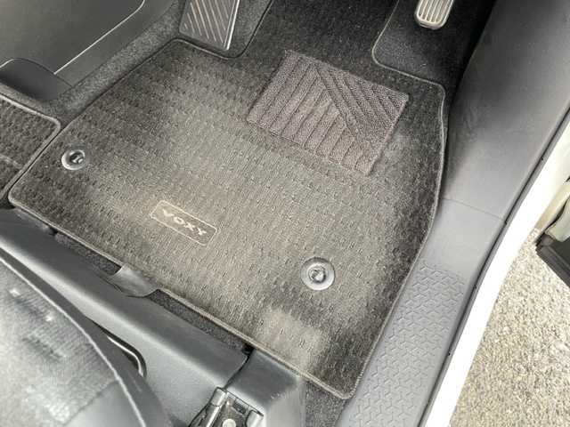 トヨタ ヴォクシー S－Z 神奈川県 2022(令4)年 6.5万km ホワイトパールクリスタルシャイン ワンオーナー				/純正10.5インチメモリーナビ			/・DTV/SD/CD/DVD/BT/HDMI			/バックカメラ/クリアランスソナー/ハーフレザーシート/前席シートヒーター/D席シートリフター/ビルトインETC2.0/ToyotaSafetySense/・アダプティブハイビームシステム/・オートマチックハイビーム/・プリクラッシュセーフティー/・レーントレーシングアシスト/・レーンディパーチャーアラート				/・発進遅れ告知機能/・ロードサインアシスト/・レーダークルーズコントロール/両側パワースライドドア/後席用サンシェード/前後ドライブレコーダー/純正17インチAW	/オートライト/純正LEDヘッドライト				/フォグランプ			/プッシュEgスタート/ストップ			/スマートキー×2	/純正フロアマット/取扱説明書/マルチメディア取扱説明書				/新車時保証書