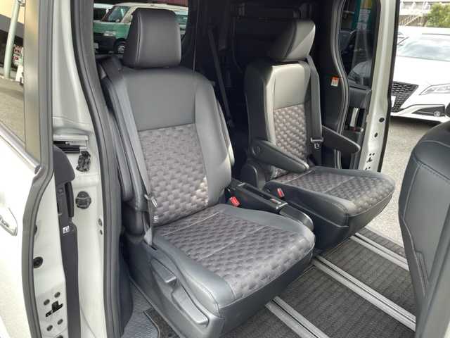 トヨタ ヴォクシー S－Z 神奈川県 2022(令4)年 6.5万km ホワイトパールクリスタルシャイン ワンオーナー				/純正10.5インチメモリーナビ			/・DTV/SD/CD/DVD/BT/HDMI			/バックカメラ/クリアランスソナー/ハーフレザーシート/前席シートヒーター/D席シートリフター/ビルトインETC2.0/ToyotaSafetySense/・アダプティブハイビームシステム/・オートマチックハイビーム/・プリクラッシュセーフティー/・レーントレーシングアシスト/・レーンディパーチャーアラート				/・発進遅れ告知機能/・ロードサインアシスト/・レーダークルーズコントロール/両側パワースライドドア/後席用サンシェード/前後ドライブレコーダー/純正17インチAW	/オートライト/純正LEDヘッドライト				/フォグランプ			/プッシュEgスタート/ストップ			/スマートキー×2	/純正フロアマット/取扱説明書/マルチメディア取扱説明書				/新車時保証書