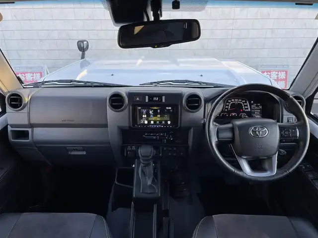 トヨタ ランドクルーザー AX 群馬県 2024(令6)年 3.4万km スーパーホワイトⅡ 7インチディスプレイオーディオ/バックカメラ/純正16インチアルミホイール/純正フロアマット/AHB/Bluetooth/スペアキー2本/ダウンヒルアシストコントロール/センターデフロック/寒冷地仕様/パワーステアリング/ETC/ターボ/４WD/電動格納ミラー/本革ステアリング/デジタルミラー