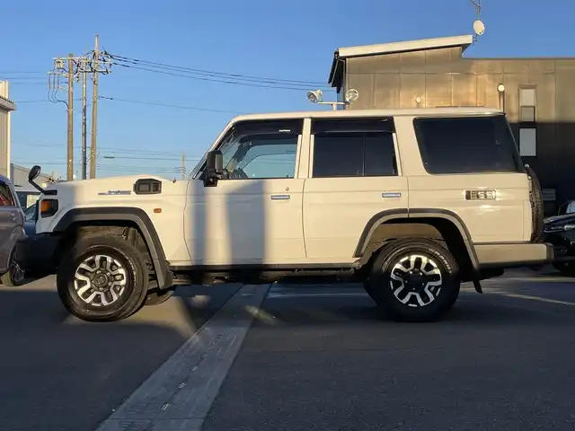 トヨタ ランドクルーザー AX 群馬県 2024(令6)年 3.4万km スーパーホワイトⅡ 7インチディスプレイオーディオ/バックカメラ/純正16インチアルミホイール/純正フロアマット/AHB/Bluetooth/スペアキー2本/ダウンヒルアシストコントロール/センターデフロック/寒冷地仕様/パワーステアリング/ETC/ターボ/４WD/電動格納ミラー/本革ステアリング/デジタルミラー