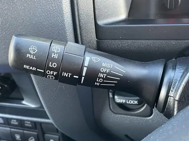 トヨタ ランドクルーザー AX 群馬県 2024(令6)年 3.4万km スーパーホワイトⅡ 7インチディスプレイオーディオ/バックカメラ/純正16インチアルミホイール/純正フロアマット/AHB/Bluetooth/スペアキー2本/ダウンヒルアシストコントロール/センターデフロック/寒冷地仕様/パワーステアリング/ETC/ターボ/４WD/電動格納ミラー/本革ステアリング/デジタルミラー