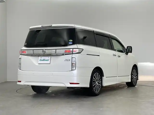 日産 エルグランド 250ハイウェイスターS 埼玉県 2019(平31)年 5.2万km ブリリアントホワイトパール ワンオーナー/ハーフレザーシート/純正メモリナビ/　DTV CD DVD BT SD HDDREC AUX/両側パワースライドドア/全方位バックカメラ/フリップダウンモニター/オットマン/インテリジェントクルーズコントロール/インテリジェントエマージェンシーブレーキ/LDW（車線逸脱警報）/VDC（ビークルダイナミクスコントロールシステム）/純正ビルトインETC/社外前後ドライブレコーダー/エンジンスタートボタン/スマートキー/スペアキー/純正LEDヘッドライト/オートライト/純正アルミホイール