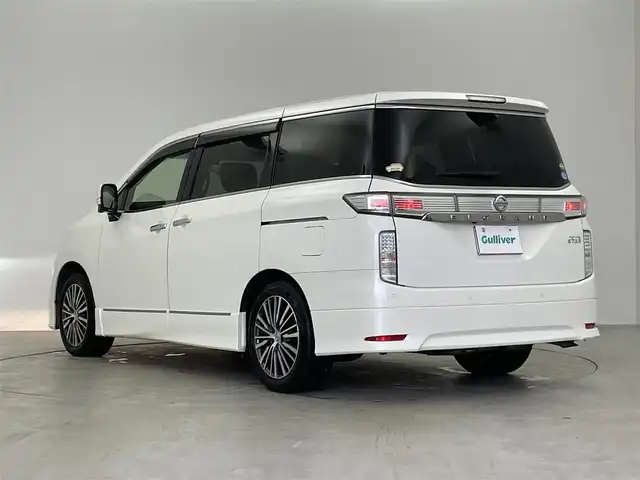 日産 エルグランド 250ハイウェイスターS 埼玉県 2019(平31)年 5.2万km ブリリアントホワイトパール ワンオーナー/ハーフレザーシート/純正メモリナビ/　DTV CD DVD BT SD HDDREC AUX/両側パワースライドドア/全方位バックカメラ/フリップダウンモニター/オットマン/インテリジェントクルーズコントロール/インテリジェントエマージェンシーブレーキ/LDW（車線逸脱警報）/VDC（ビークルダイナミクスコントロールシステム）/純正ビルトインETC/社外前後ドライブレコーダー/エンジンスタートボタン/スマートキー/スペアキー/純正LEDヘッドライト/オートライト/純正アルミホイール