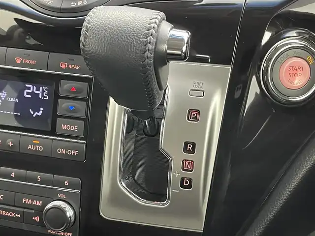 日産 エルグランド 250ハイウェイスターS 埼玉県 2019(平31)年 5.2万km ブリリアントホワイトパール ワンオーナー/ハーフレザーシート/純正メモリナビ/　DTV CD DVD BT SD HDDREC AUX/両側パワースライドドア/全方位バックカメラ/フリップダウンモニター/オットマン/インテリジェントクルーズコントロール/インテリジェントエマージェンシーブレーキ/LDW（車線逸脱警報）/VDC（ビークルダイナミクスコントロールシステム）/純正ビルトインETC/社外前後ドライブレコーダー/エンジンスタートボタン/スマートキー/スペアキー/純正LEDヘッドライト/オートライト/純正アルミホイール