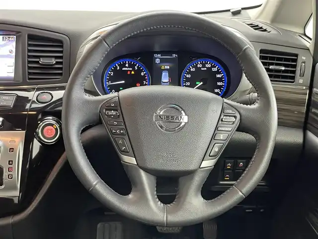 日産 エルグランド 250ハイウェイスターS 埼玉県 2019(平31)年 5.2万km ブリリアントホワイトパール ワンオーナー/ハーフレザーシート/純正メモリナビ/　DTV CD DVD BT SD HDDREC AUX/両側パワースライドドア/全方位バックカメラ/フリップダウンモニター/オットマン/インテリジェントクルーズコントロール/インテリジェントエマージェンシーブレーキ/LDW（車線逸脱警報）/VDC（ビークルダイナミクスコントロールシステム）/純正ビルトインETC/社外前後ドライブレコーダー/エンジンスタートボタン/スマートキー/スペアキー/純正LEDヘッドライト/オートライト/純正アルミホイール