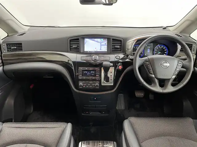 日産 エルグランド 250ハイウェイスターS 埼玉県 2019(平31)年 5.2万km ブリリアントホワイトパール ワンオーナー/ハーフレザーシート/純正メモリナビ/　DTV CD DVD BT SD HDDREC AUX/両側パワースライドドア/全方位バックカメラ/フリップダウンモニター/オットマン/インテリジェントクルーズコントロール/インテリジェントエマージェンシーブレーキ/LDW（車線逸脱警報）/VDC（ビークルダイナミクスコントロールシステム）/純正ビルトインETC/社外前後ドライブレコーダー/エンジンスタートボタン/スマートキー/スペアキー/純正LEDヘッドライト/オートライト/純正アルミホイール