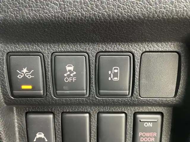 日産 エルグランド 250ハイウェイスターS 埼玉県 2019(平31)年 5.2万km ブリリアントホワイトパール ワンオーナー/ハーフレザーシート/純正メモリナビ/　DTV CD DVD BT SD HDDREC AUX/両側パワースライドドア/全方位バックカメラ/フリップダウンモニター/オットマン/インテリジェントクルーズコントロール/インテリジェントエマージェンシーブレーキ/LDW（車線逸脱警報）/VDC（ビークルダイナミクスコントロールシステム）/純正ビルトインETC/社外前後ドライブレコーダー/エンジンスタートボタン/スマートキー/スペアキー/純正LEDヘッドライト/オートライト/純正アルミホイール