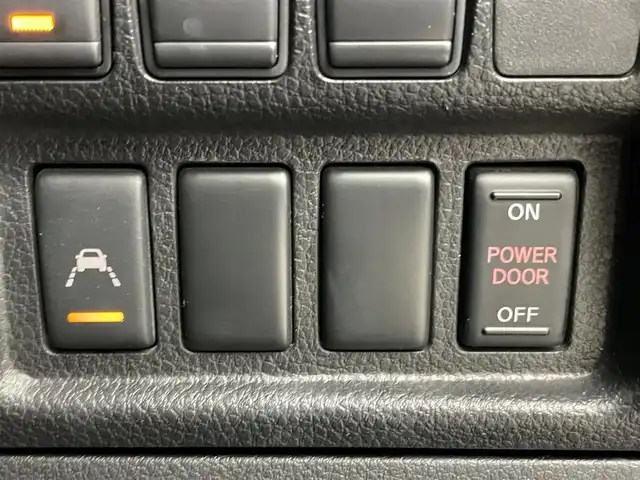 日産 エルグランド 250ハイウェイスターS 埼玉県 2019(平31)年 5.2万km ブリリアントホワイトパール ワンオーナー/ハーフレザーシート/純正メモリナビ/　DTV CD DVD BT SD HDDREC AUX/両側パワースライドドア/全方位バックカメラ/フリップダウンモニター/オットマン/インテリジェントクルーズコントロール/インテリジェントエマージェンシーブレーキ/LDW（車線逸脱警報）/VDC（ビークルダイナミクスコントロールシステム）/純正ビルトインETC/社外前後ドライブレコーダー/エンジンスタートボタン/スマートキー/スペアキー/純正LEDヘッドライト/オートライト/純正アルミホイール