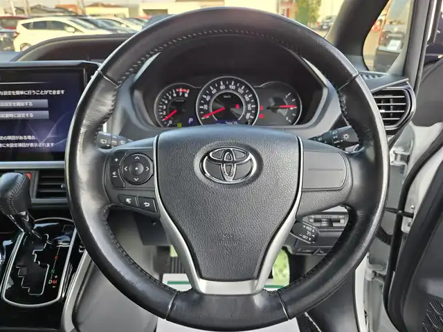 トヨタ ヴォクシー ZS 煌 鹿児島県 2019(平31)年 7.5万km ホワイトパールクリスタルシャイン 前後ＡＬＰＩＮＥナビ（ＢＩＧ－Ｘ１１）　/前後ドライブレコーダー　/ビルトインＥＴＣ　/クルーズコントロール　/両側パワースライドドア　/Ｂｌｕｅｔｏｏｔｈオーディオ　/フルセグテレビ　/社外デュアルホーン/純正アルミホイール(16インチ)/ＭＴモード付きＡＴ/横滑り防止装置/レーンキープアシスト/LEDヘッドライト/プッシュスタート/スマートキー