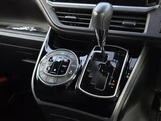 トヨタ ヴォクシー ZS 煌 鹿児島県 2019(平31)年 7.5万km ホワイトパールクリスタルシャイン 前後ＡＬＰＩＮＥナビ（ＢＩＧ－Ｘ１１）　/前後ドライブレコーダー　/ビルトインＥＴＣ　/クルーズコントロール　/両側パワースライドドア　/Ｂｌｕｅｔｏｏｔｈオーディオ　/フルセグテレビ　/社外デュアルホーン/純正アルミホイール(16インチ)/ＭＴモード付きＡＴ/横滑り防止装置/レーンキープアシスト/LEDヘッドライト/プッシュスタート/スマートキー