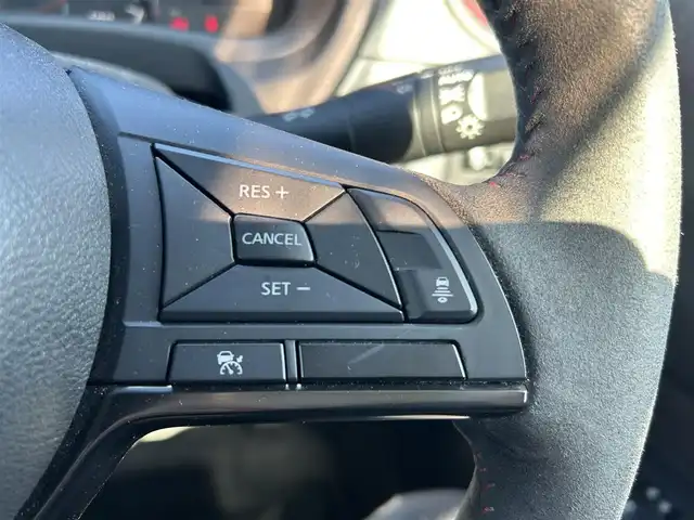 日産 ノート e－パワー ニスモ 静岡県 2018(平30)年 9.5万km スーパーブラック ユーザー買取車両/ハイブリッド車/純正SDナビ（MM317D-W）/[AM/FM/TV/BT/CD/DVD]/純正LEDヘッドライト/純正16インチAW/純正セミバケットシート/クルーズコントロール（追従走行あり）/スマートキー/スペアキー×１/車外カメラ（全方位、バック）/ETC/ドライブレコーダー/横滑り防止装置/衝突被害軽減システム/レーンアシスト/コーナーセンサー/保証書/取扱説明書