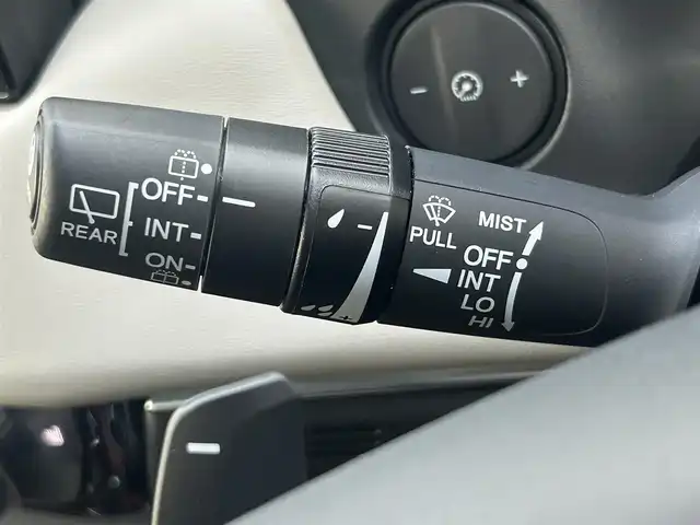 ホンダ ヴェゼル ハイブリッド e:HEV PLaY 熊本県 2021(令3)年 3.9万km クリスタルブラックパール 純正メモリーナビ/AM/FM/USB/Bluetooth/スマホ連携/オーディオアプリ/フルセグTV/ホンダセンシング/・路外逸脱抑制機能/・アダプティブクルーズコントロール/・ブラインドスポットインフォメーション/・踏み間違い衝突軽減システム/・衝突軽減ブレーキ/・パーキングセンサーシステム/・オートハイビーム/・後退出庫サポート/マルチビューカメラシステム/ヒルディセントコントロール/ハンズフリーパワーバックドア/パノラマルーフ/ワイヤレス充電器/LEDヘッドライト/・フォグランプ/・ヘッドライトレベライザー/革巻きステアリング/・ステアリングスイッチ/・ステアリングヒーター/・パドルシフト/電動格納ミラー/・ウィンカラーミラー/フロントデアイサ/電子パーキングブレーキ/・ブレーキホールド/プッシュスタートボタン/スマートキー/純正アルミホイール/純正ドアバイザー/純正フロアマット