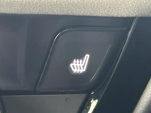 ホンダ ヴェゼル ハイブリッド e:HEV PLaY 熊本県 2021(令3)年 3.9万km クリスタルブラックパール 純正メモリーナビ/AM/FM/USB/Bluetooth/スマホ連携/オーディオアプリ/フルセグTV/ホンダセンシング/・路外逸脱抑制機能/・アダプティブクルーズコントロール/・ブラインドスポットインフォメーション/・踏み間違い衝突軽減システム/・衝突軽減ブレーキ/・パーキングセンサーシステム/・オートハイビーム/・後退出庫サポート/マルチビューカメラシステム/ヒルディセントコントロール/ハンズフリーパワーバックドア/パノラマルーフ/ワイヤレス充電器/LEDヘッドライト/・フォグランプ/・ヘッドライトレベライザー/革巻きステアリング/・ステアリングスイッチ/・ステアリングヒーター/・パドルシフト/電動格納ミラー/・ウィンカラーミラー/フロントデアイサ/電子パーキングブレーキ/・ブレーキホールド/プッシュスタートボタン/スマートキー/純正アルミホイール/純正ドアバイザー/純正フロアマット