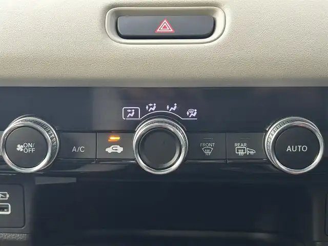 ホンダ ヴェゼル ハイブリッド e:HEV PLaY 熊本県 2021(令3)年 3.9万km クリスタルブラックパール 純正メモリーナビ/AM/FM/USB/Bluetooth/スマホ連携/オーディオアプリ/フルセグTV/ホンダセンシング/・路外逸脱抑制機能/・アダプティブクルーズコントロール/・ブラインドスポットインフォメーション/・踏み間違い衝突軽減システム/・衝突軽減ブレーキ/・パーキングセンサーシステム/・オートハイビーム/・後退出庫サポート/マルチビューカメラシステム/ヒルディセントコントロール/ハンズフリーパワーバックドア/パノラマルーフ/ワイヤレス充電器/LEDヘッドライト/・フォグランプ/・ヘッドライトレベライザー/革巻きステアリング/・ステアリングスイッチ/・ステアリングヒーター/・パドルシフト/電動格納ミラー/・ウィンカラーミラー/フロントデアイサ/電子パーキングブレーキ/・ブレーキホールド/プッシュスタートボタン/スマートキー/純正アルミホイール/純正ドアバイザー/純正フロアマット