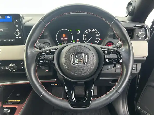 ホンダ ヴェゼル ハイブリッド e:HEV PLaY 熊本県 2021(令3)年 3.9万km クリスタルブラックパール 純正メモリーナビ/AM/FM/USB/Bluetooth/スマホ連携/オーディオアプリ/フルセグTV/ホンダセンシング/・路外逸脱抑制機能/・アダプティブクルーズコントロール/・ブラインドスポットインフォメーション/・踏み間違い衝突軽減システム/・衝突軽減ブレーキ/・パーキングセンサーシステム/・オートハイビーム/・後退出庫サポート/マルチビューカメラシステム/ヒルディセントコントロール/ハンズフリーパワーバックドア/パノラマルーフ/ワイヤレス充電器/LEDヘッドライト/・フォグランプ/・ヘッドライトレベライザー/革巻きステアリング/・ステアリングスイッチ/・ステアリングヒーター/・パドルシフト/電動格納ミラー/・ウィンカラーミラー/フロントデアイサ/電子パーキングブレーキ/・ブレーキホールド/プッシュスタートボタン/スマートキー/純正アルミホイール/純正ドアバイザー/純正フロアマット