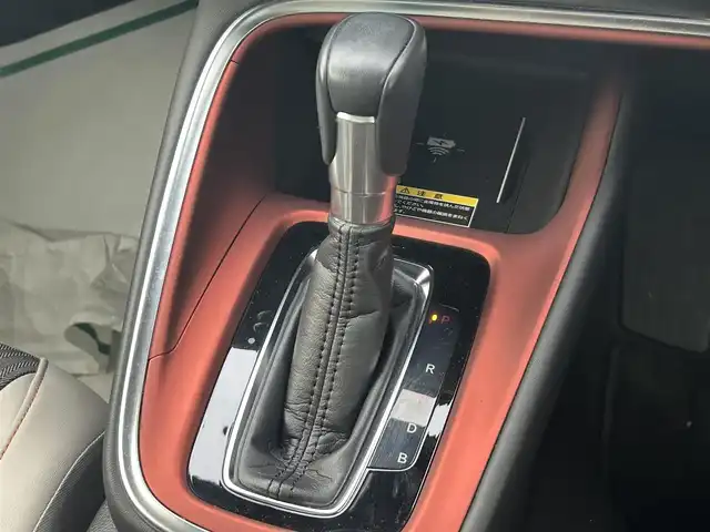 ホンダ ヴェゼル ハイブリッド e:HEV PLaY 熊本県 2021(令3)年 3.9万km クリスタルブラックパール 純正メモリーナビ/AM/FM/USB/Bluetooth/スマホ連携/オーディオアプリ/フルセグTV/ホンダセンシング/・路外逸脱抑制機能/・アダプティブクルーズコントロール/・ブラインドスポットインフォメーション/・踏み間違い衝突軽減システム/・衝突軽減ブレーキ/・パーキングセンサーシステム/・オートハイビーム/・後退出庫サポート/マルチビューカメラシステム/ヒルディセントコントロール/ハンズフリーパワーバックドア/パノラマルーフ/ワイヤレス充電器/LEDヘッドライト/・フォグランプ/・ヘッドライトレベライザー/革巻きステアリング/・ステアリングスイッチ/・ステアリングヒーター/・パドルシフト/電動格納ミラー/・ウィンカラーミラー/フロントデアイサ/電子パーキングブレーキ/・ブレーキホールド/プッシュスタートボタン/スマートキー/純正アルミホイール/純正ドアバイザー/純正フロアマット