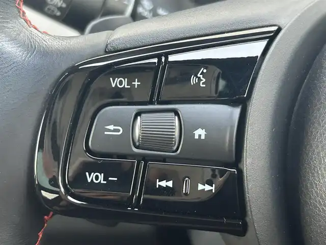 ホンダ ヴェゼル ハイブリッド e:HEV PLaY 熊本県 2021(令3)年 3.9万km クリスタルブラックパール 純正メモリーナビ/AM/FM/USB/Bluetooth/スマホ連携/オーディオアプリ/フルセグTV/ホンダセンシング/・路外逸脱抑制機能/・アダプティブクルーズコントロール/・ブラインドスポットインフォメーション/・踏み間違い衝突軽減システム/・衝突軽減ブレーキ/・パーキングセンサーシステム/・オートハイビーム/・後退出庫サポート/マルチビューカメラシステム/ヒルディセントコントロール/ハンズフリーパワーバックドア/パノラマルーフ/ワイヤレス充電器/LEDヘッドライト/・フォグランプ/・ヘッドライトレベライザー/革巻きステアリング/・ステアリングスイッチ/・ステアリングヒーター/・パドルシフト/電動格納ミラー/・ウィンカラーミラー/フロントデアイサ/電子パーキングブレーキ/・ブレーキホールド/プッシュスタートボタン/スマートキー/純正アルミホイール/純正ドアバイザー/純正フロアマット