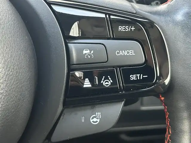 ホンダ ヴェゼル ハイブリッド e:HEV PLaY 熊本県 2021(令3)年 3.9万km クリスタルブラックパール 純正メモリーナビ/AM/FM/USB/Bluetooth/スマホ連携/オーディオアプリ/フルセグTV/ホンダセンシング/・路外逸脱抑制機能/・アダプティブクルーズコントロール/・ブラインドスポットインフォメーション/・踏み間違い衝突軽減システム/・衝突軽減ブレーキ/・パーキングセンサーシステム/・オートハイビーム/・後退出庫サポート/マルチビューカメラシステム/ヒルディセントコントロール/ハンズフリーパワーバックドア/パノラマルーフ/ワイヤレス充電器/LEDヘッドライト/・フォグランプ/・ヘッドライトレベライザー/革巻きステアリング/・ステアリングスイッチ/・ステアリングヒーター/・パドルシフト/電動格納ミラー/・ウィンカラーミラー/フロントデアイサ/電子パーキングブレーキ/・ブレーキホールド/プッシュスタートボタン/スマートキー/純正アルミホイール/純正ドアバイザー/純正フロアマット