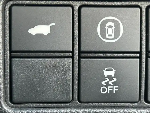 ホンダ ヴェゼル ハイブリッド e:HEV PLaY 熊本県 2021(令3)年 3.9万km クリスタルブラックパール 純正メモリーナビ/AM/FM/USB/Bluetooth/スマホ連携/オーディオアプリ/フルセグTV/ホンダセンシング/・路外逸脱抑制機能/・アダプティブクルーズコントロール/・ブラインドスポットインフォメーション/・踏み間違い衝突軽減システム/・衝突軽減ブレーキ/・パーキングセンサーシステム/・オートハイビーム/・後退出庫サポート/マルチビューカメラシステム/ヒルディセントコントロール/ハンズフリーパワーバックドア/パノラマルーフ/ワイヤレス充電器/LEDヘッドライト/・フォグランプ/・ヘッドライトレベライザー/革巻きステアリング/・ステアリングスイッチ/・ステアリングヒーター/・パドルシフト/電動格納ミラー/・ウィンカラーミラー/フロントデアイサ/電子パーキングブレーキ/・ブレーキホールド/プッシュスタートボタン/スマートキー/純正アルミホイール/純正ドアバイザー/純正フロアマット