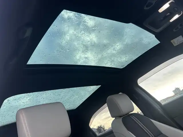 ホンダ ヴェゼル ハイブリッド e:HEV PLaY 熊本県 2021(令3)年 3.9万km クリスタルブラックパール 純正メモリーナビ/AM/FM/USB/Bluetooth/スマホ連携/オーディオアプリ/フルセグTV/ホンダセンシング/・路外逸脱抑制機能/・アダプティブクルーズコントロール/・ブラインドスポットインフォメーション/・踏み間違い衝突軽減システム/・衝突軽減ブレーキ/・パーキングセンサーシステム/・オートハイビーム/・後退出庫サポート/マルチビューカメラシステム/ヒルディセントコントロール/ハンズフリーパワーバックドア/パノラマルーフ/ワイヤレス充電器/LEDヘッドライト/・フォグランプ/・ヘッドライトレベライザー/革巻きステアリング/・ステアリングスイッチ/・ステアリングヒーター/・パドルシフト/電動格納ミラー/・ウィンカラーミラー/フロントデアイサ/電子パーキングブレーキ/・ブレーキホールド/プッシュスタートボタン/スマートキー/純正アルミホイール/純正ドアバイザー/純正フロアマット