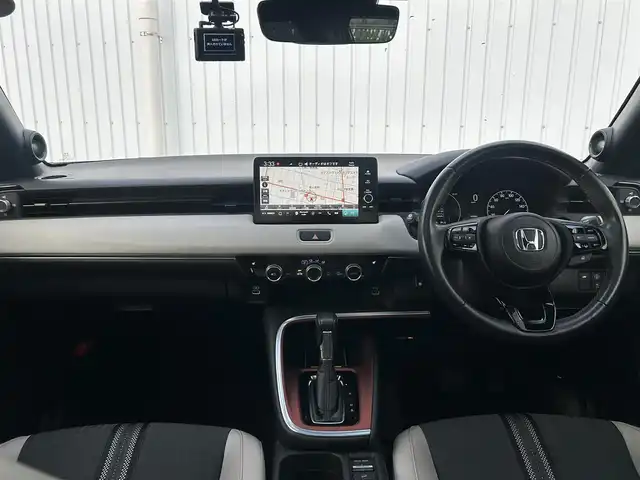 ホンダ ヴェゼル ハイブリッド e:HEV PLaY 熊本県 2021(令3)年 3.9万km クリスタルブラックパール 純正メモリーナビ/AM/FM/USB/Bluetooth/スマホ連携/オーディオアプリ/フルセグTV/ホンダセンシング/・路外逸脱抑制機能/・アダプティブクルーズコントロール/・ブラインドスポットインフォメーション/・踏み間違い衝突軽減システム/・衝突軽減ブレーキ/・パーキングセンサーシステム/・オートハイビーム/・後退出庫サポート/マルチビューカメラシステム/ヒルディセントコントロール/ハンズフリーパワーバックドア/パノラマルーフ/ワイヤレス充電器/LEDヘッドライト/・フォグランプ/・ヘッドライトレベライザー/革巻きステアリング/・ステアリングスイッチ/・ステアリングヒーター/・パドルシフト/電動格納ミラー/・ウィンカラーミラー/フロントデアイサ/電子パーキングブレーキ/・ブレーキホールド/プッシュスタートボタン/スマートキー/純正アルミホイール/純正ドアバイザー/純正フロアマット