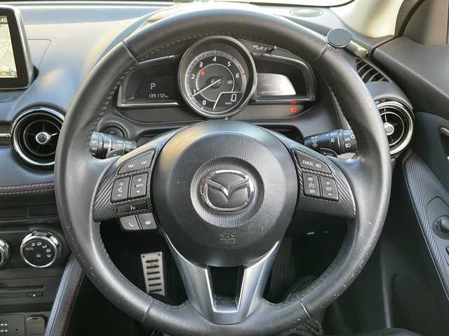 マツダ デミオ XD ツーリング 大阪府 2015(平27)年 14万km スノーフレイクホワイトパールマイカ ワンオーナー/純正メモリナビ/・DVD/CD/FM/AM/Bluetooth/・フルセグテレビ/ETC/ドライブレコーダー/バックカメラ/レーンキープアシスト/クルーズコントロール/盗難防止装置/革巻きステアリング/ステアリングリモコン/パドルシフト/コーナーセンサー/LEDヘッドライト/オートライト/オートエアコン/ドアバイザー/ヘッドアップディスプレイ/スマートキー×2/プッシュスタート/12V電源/USBジャック/純正16インチアルミホイール/純正フロアマット/取扱説明書/保証書