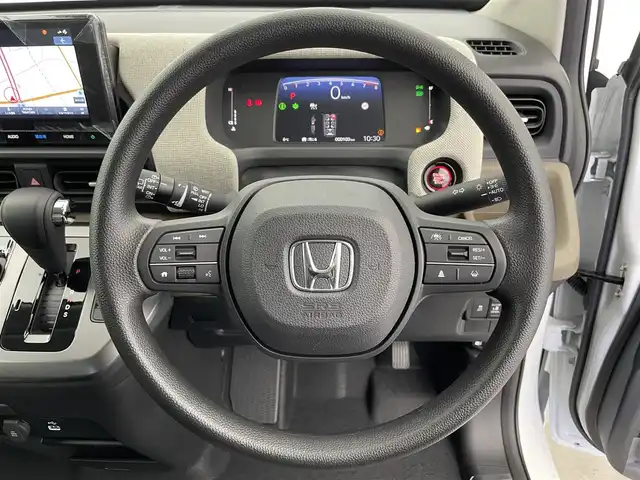 ホンダ フリード AIR 富山県 2025(令7)年 0.1万km プラチナホワイトパール 純正8型ナビ【LXM-245ZFEi】/（USB/BT/AM/FM）/フルセグTV/バックカメラ/衝突軽減ブレーキ/アダプティブクルーズコントロール/レーンキープアシスト/ブレーキホールド/横滑り防止装置/盗難防止装置/両側パワースライドドア/スマートキー×２/ドアバイザー/プッシュスタート/保証書