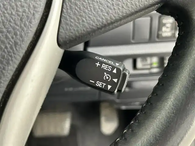 トヨタ エスクァイア Xi 福岡県 2019(令1)年 4.4万km ブラック 後席モニター　/純正ナビ（ＢＴ，フルセグＴＶ）　/バックカメラ　/ＥＴＣ　/前後ドライブレコーダー　/クルーズコントロール　/衝突軽減ブレーキ　/レーンキープ　/先行車発進お知らせ　/ＭＴモード付　/片側電動スライドドア