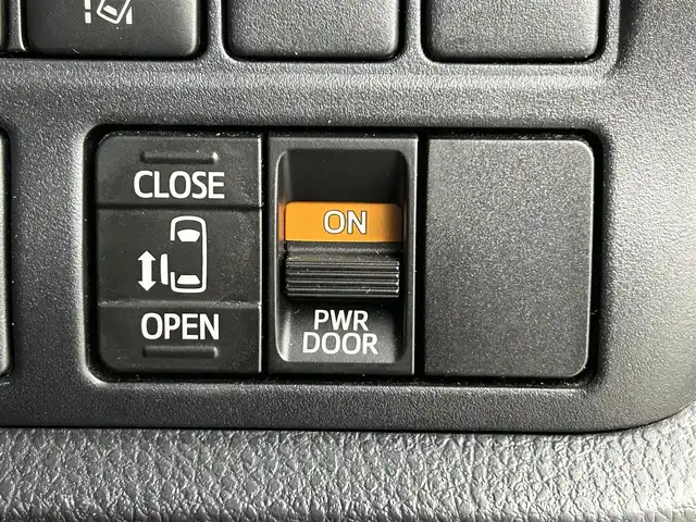 トヨタ エスクァイア Xi 福岡県 2019(令1)年 4.4万km ブラック 後席モニター　/純正ナビ（ＢＴ，フルセグＴＶ）　/バックカメラ　/ＥＴＣ　/前後ドライブレコーダー　/クルーズコントロール　/衝突軽減ブレーキ　/レーンキープ　/先行車発進お知らせ　/ＭＴモード付　/片側電動スライドドア