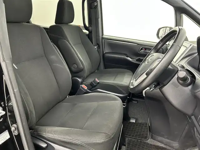 トヨタ エスクァイア Xi 福岡県 2019(令1)年 4.4万km ブラック 後席モニター　/純正ナビ（ＢＴ，フルセグＴＶ）　/バックカメラ　/ＥＴＣ　/前後ドライブレコーダー　/クルーズコントロール　/衝突軽減ブレーキ　/レーンキープ　/先行車発進お知らせ　/ＭＴモード付　/片側電動スライドドア