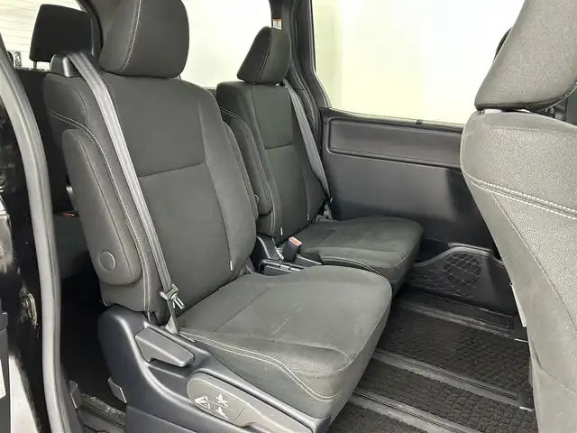 トヨタ エスクァイア Xi 福岡県 2019(令1)年 4.4万km ブラック 後席モニター　/純正ナビ（ＢＴ，フルセグＴＶ）　/バックカメラ　/ＥＴＣ　/前後ドライブレコーダー　/クルーズコントロール　/衝突軽減ブレーキ　/レーンキープ　/先行車発進お知らせ　/ＭＴモード付　/片側電動スライドドア